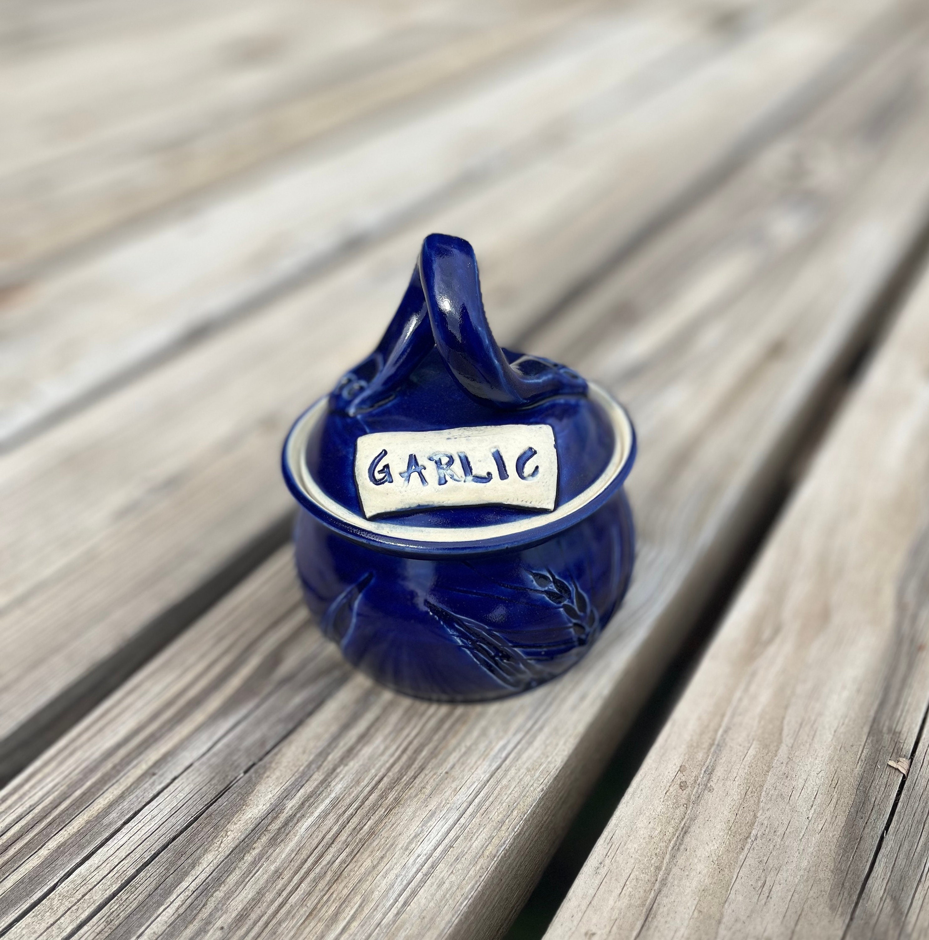 Kobaltblaue Knoblauchdose, Knoblauchbewahrer, Einweihungsgeschenk, Hochzeitsgeschenk, handgemachte Keramik von Daisy Friesen