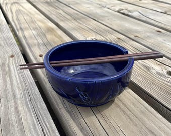 Kobaltblaue Kansas Weizen Reisschüssel mit Stäbchen, Nudelschüssel, handgemachte Keramik von Daisy Friesen