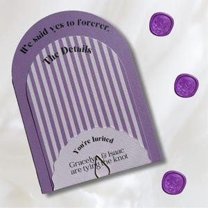 Invitación de boda Gracelyn con rayas lilas y moradas, arco pastel, moderna, coqueta, personalizada/muestra, detalles, código QR RSVP, calidad de lujo