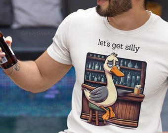 Op de afbeelding: Wit T-shirt met een cartoonillustratie van een gans in een bar met de tekst "let's get silly".