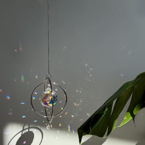 Grand attrape-soleil avec cristal aurore boréale - Décoration d'intérieur artisanale, prisme suspendu, attrape-soleil argenté image 5