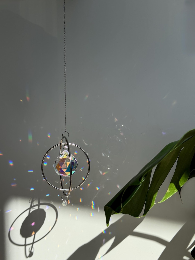 Grand attrape-soleil avec cristal aurore boréale - Décoration d'intérieur artisanale, prisme suspendu, attrape-soleil argenté image 5