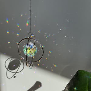 Grand attrape-soleil avec cristal aurore boréale - Décoration d'intérieur artisanale, prisme suspendu, attrape-soleil argenté image 7
