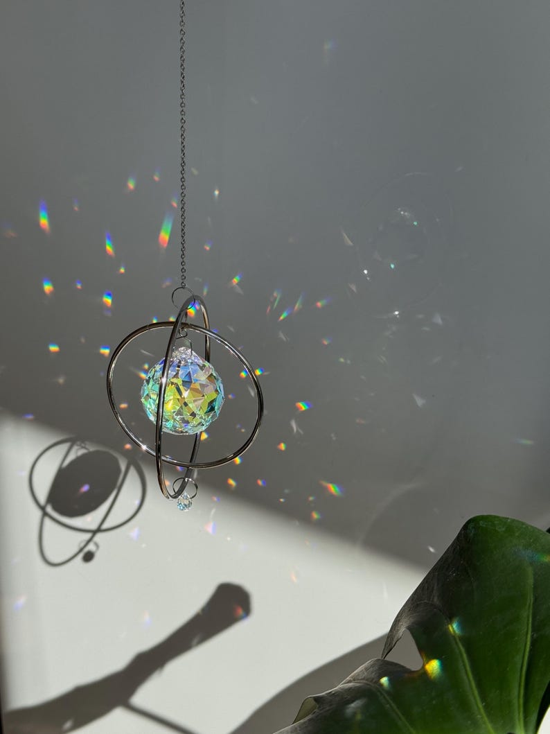 Grand attrape-soleil avec cristal aurore boréale - Décoration d'intérieur artisanale, prisme suspendu, attrape-soleil argenté image 7