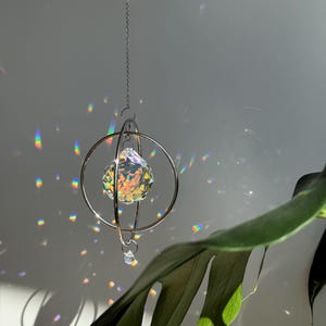 Grand attrape-soleil avec cristal aurore boréale - Décoration d'intérieur artisanale, prisme suspendu, attrape-soleil argenté image 1