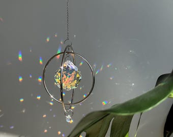Atrapasueños grande con cristal Aurora Boreal – Decoración para el hogar hecha a mano, prisma colgante, atrapasueños plateado