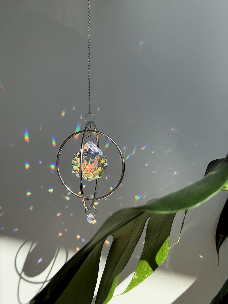 Grand attrape-soleil avec cristal aurore boréale - Décoration d'intérieur artisanale, prisme suspendu, attrape-soleil argenté image 1