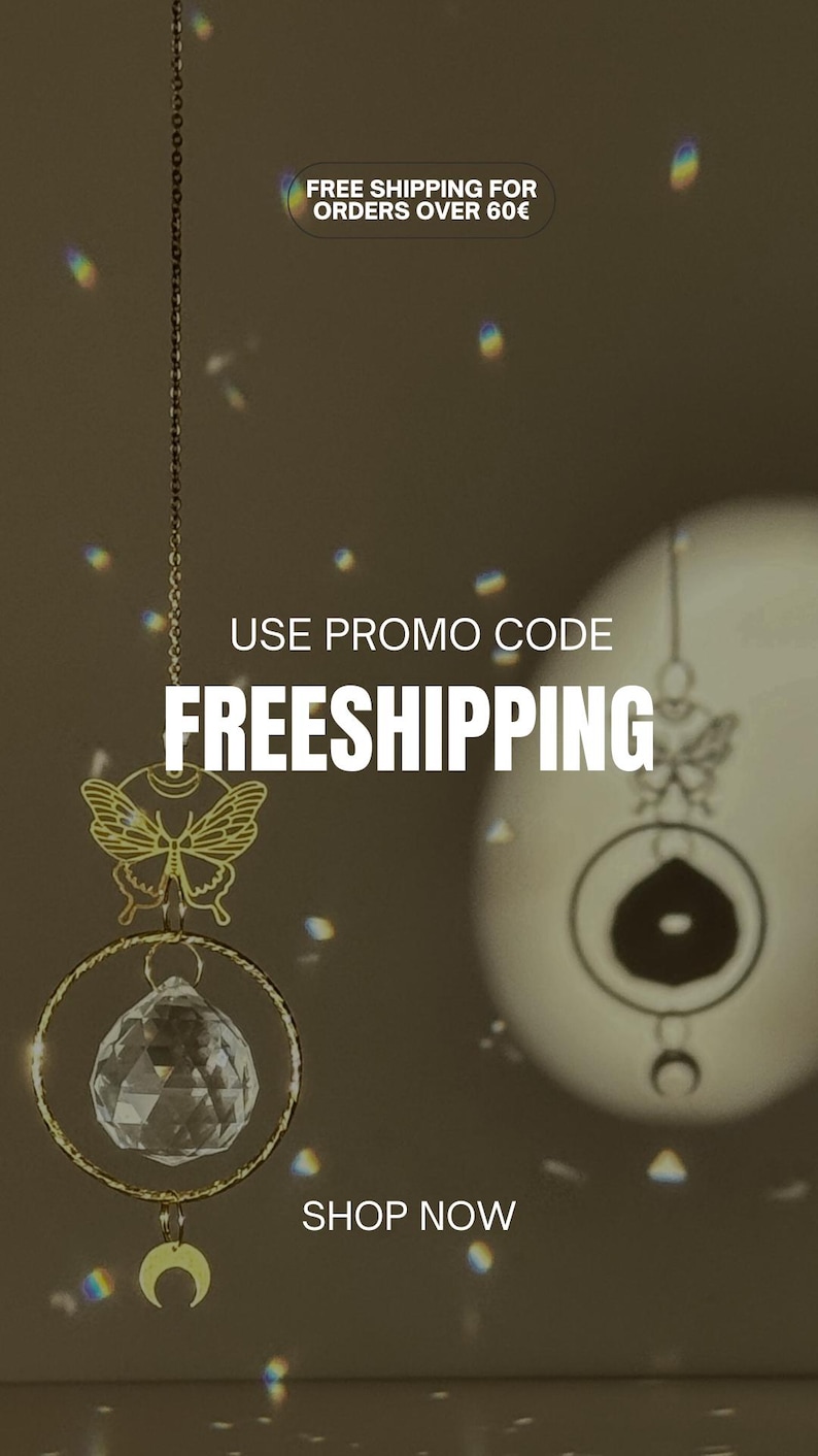 Puede incluir: Adorno colgante dorado con bola de cristal, dise&ntilde;o de mariposa y media luna. Se muestra el texto "USE PROMO CODE FREESHIPPING". La imagen tiene un fondo c&aacute;lido y neutro.