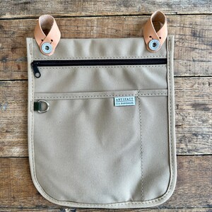 Slanke crossbody en tasorganizer ARTEFACT-handgemaakt in Omaha, NE afbeelding 9