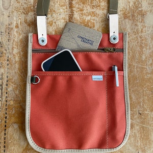 Slanke crossbody en tasorganizer ARTEFACT-handgemaakt in Omaha, NE afbeelding 7