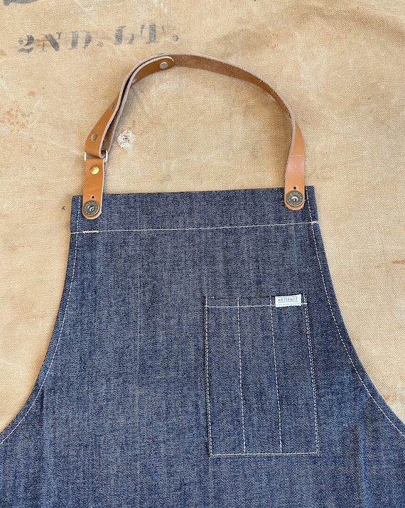 Workshop Apron in Waxed Canvas W/ Removable Leather Strap