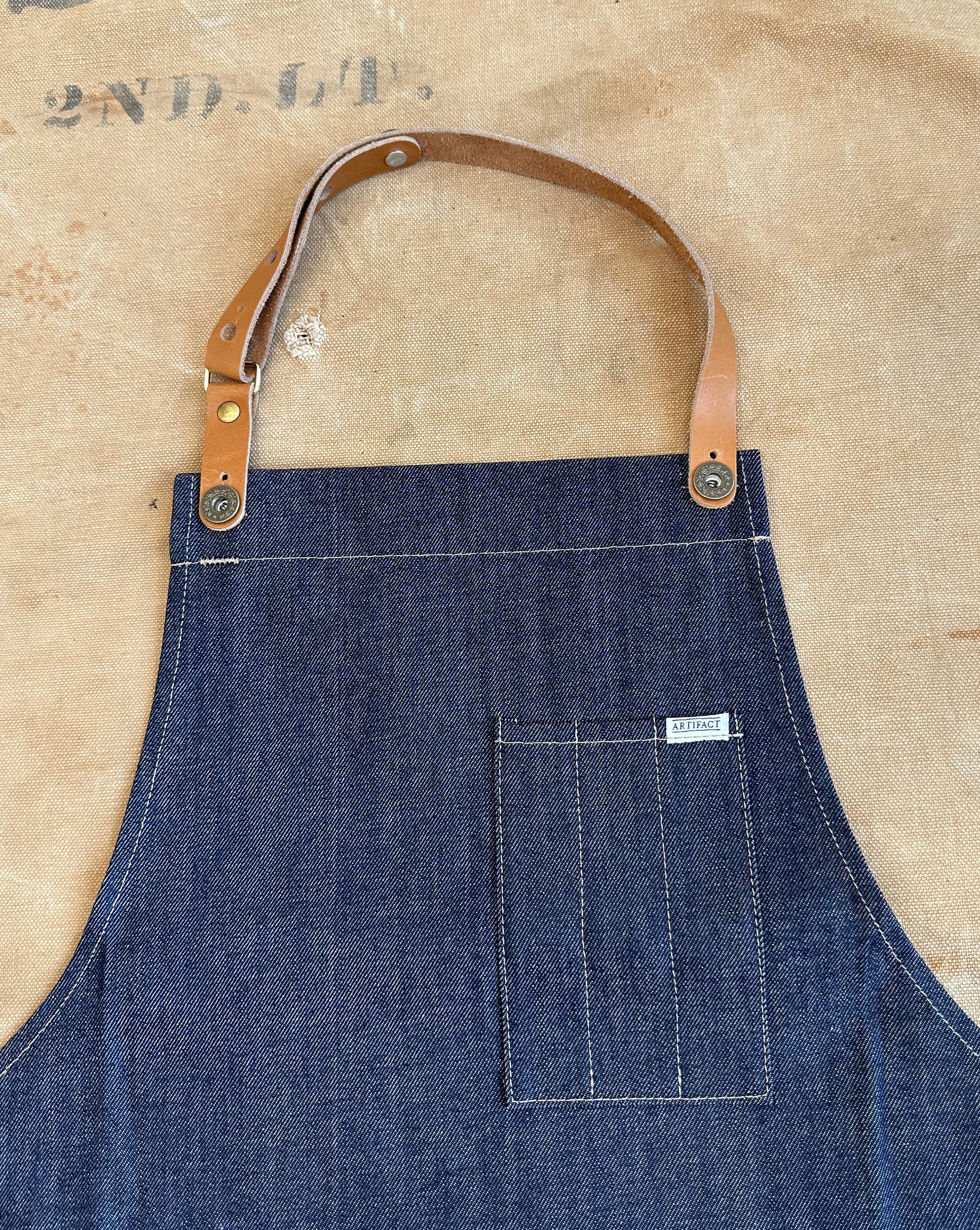 Workshop Apron in Waxed Canvas W/ Removable Leather Strap