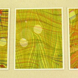 Nota Tarjetas SCST111 Set de tres cartas de notas de seda de mármol de mano en Chartreuse, Verde y Naranja de Brooklyn Marbling