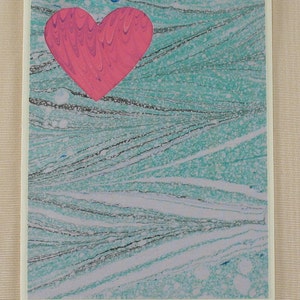 SHC118 carta cuore rosa marmorizzata circondata da una laguna blu splahes fino a dice "ti amo!"