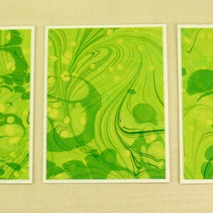 Nota Tarjetas SCST103 Set de tres cartas de notas de seda de mármol de mano en Chartreuse y greens de Brooklyn Marbling