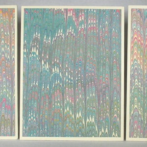 Notas Tarjetas SCST149 Conjunto de tres cartas de notas de seda de mármol de mano en remolinos multicolores de Brooklyn Marbling