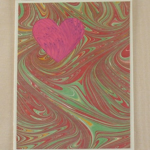 SHC106 carta cuore rosa marmorizzata circondata da un vortice di rosso e verde salta fino a dire "ti amo!"