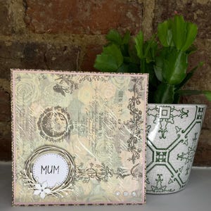 Tarjeta para el Día de la Madre hecha a mano en estilo vintage: elegante y atemporal