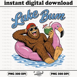 Peut inclure: Téléchargement numérique avec un dessin animé de Bigfoot portant des lunettes de soleil et une casquette rouge, se relaxant sur un flotteur flamant rose avec une boisson à la noix de coco. Le texte "Lake Bum" est en écriture bleue.