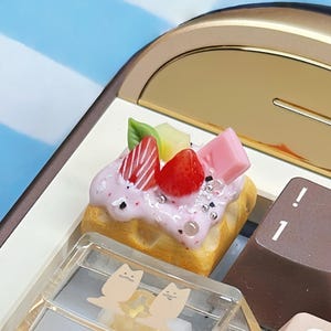 Sweet Dessert Artisan Keycap – Strawberry Cake Style, Resin R4 Keycap for Mechanical Keyboard, Cute Food Theme Keycap,Gift for Keycap Lovers