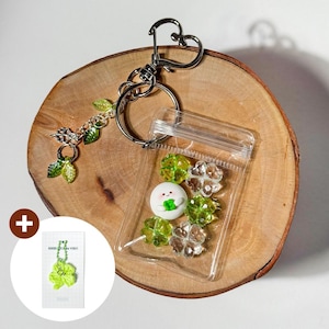 Magiczna koniczyna Momo Charm | Brelok do kluczy z czterolistną koniczyną | Kawaii prezent na szczęście | Ręcznie robiony dodatek z gliny polimerowej