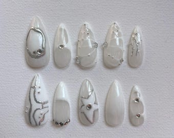 Unghie finte bianche fatte a mano, cromate metallizzate, nail art elegante