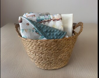 Set Regalo Neonato - Coperta In Pile E Stivaletti Con Cestino Decorato