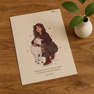 Op de afbeelding: Illustratie op beige papier van een persoon met tatoeages, een rode pet en laarzen, die een schaap omhelst. De afbeelding bevat de quote: "Neutraal blijven in het aangezicht van onrecht is de kant van de onderdrukker kiezen." van Desmond Tutu.