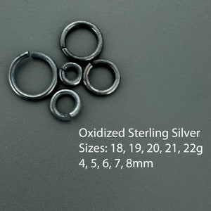 Könnte beinhalten: Fünf oxidierte Sterling-Silber-Sprünge in verschiedenen Größen. Größen: 18, 19, 20, 21, 22 g. 4, 5, 6, 7, 8 mm.