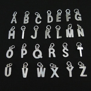 Dije de letra de plata - Colgante de plata de ley 925 - Dije de inicial de letra de plata lisa y pulida - Dijes de joyería permanentes al por mayor - SKU: 201057