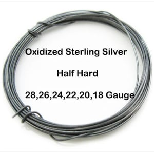 Op de afbeelding: Geoxideerd sterling zilverdraad in halfharde afwerking. Verkrijgbaar in de maten 28, 26, 24, 22, 20 en 18.