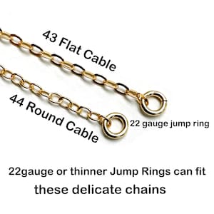 K&ouml;nnte beinhalten: Zwei goldene Ketten, eine flach und eine rund, mit einem 22 Gauge Sprungring an jeder. Der Text "43 Flat Cable" und "44 Round Cable" steht neben jeder Kette. Der Text "22 gauge jump ring" steht neben dem Sprungring. Der Text "22gauge or thinner Jump Rings can fit these delicate chains" steht unter den Ketten.