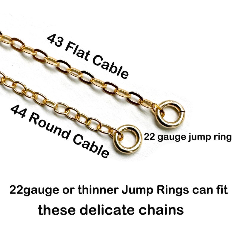 K&ouml;nnte beinhalten: Zwei goldene Ketten, eine flach und eine rund, mit einem 22 Gauge Sprungring an jeder. Der Text "43 Flat Cable" und "44 Round Cable" steht neben jeder Kette. Der Text "22 gauge jump ring" steht neben dem Sprungring. Der Text "22gauge or thinner Jump Rings can fit these delicate chains" steht unter den Ketten.