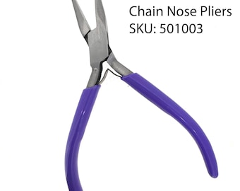 Puede incluir: Alicates de punta de cadena con mango morado y cabeza de metal plateado. Alicates de punta de cadena SKU: 501003