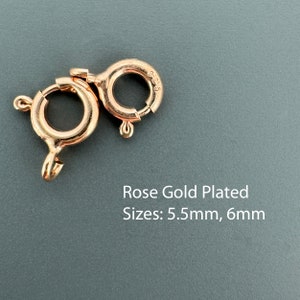 Puede incluir: Dos anillos de salto chapados en oro rosa, uno con cierre. Tamaños: 5,5 mm, 6 mm.
