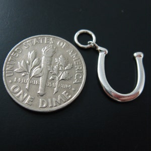Herradura de plata de la suerte - Charm de plata de ley 925 - Charm de herradura de plata - Charms y accesorios al por mayor (13 mm) SKU: 201209