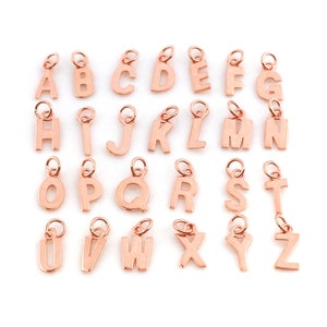 Charme de letra em ouro rosa - pingente de prata esterlina 925 banhado a ouro rosa - amuletos iniciais de letras suaves de alto polimento - atacado - Sku: 201057-RG