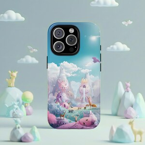 Pode incluir: Uma capa de telefone azul com uma ilustração caprichosa de uma paisagem de fantasia. A capa apresenta um céu rosa e roxo com nuvens, montanhas e uma variedade de criaturas. A capa tem um recorte para a lente da câmera e um recorte para os botões do telefone.