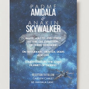 Könnte beinhalten: Eine Star Wars-Hochzeitseinladung mit einem blauen und weißen Galaxienhintergrund. Die Einladung lautet "Padme Amidala & Anakin Skywalker laden Sie ein, sich ihnen bei der Feier ihrer Hochzeit am Samstag, den 24. Mai 2025 um 16:00 Uhr anzuschließen. Innenhof am See, Planet Naboo. Empfang im Anschluss, Gartenchalet, 66 Amidala Lane."