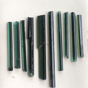 Lote de 28 cristales de turmalina verde oscuro