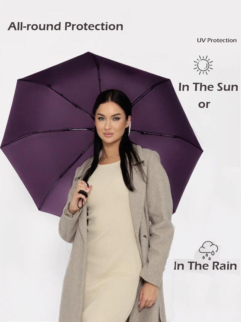 Peut inclure: Une femme tenant un parapluie violet avec le texte "All-round Protection" et "UV Protection" au-dessus du parapluie. Le texte "In The Sun or" et "In The Rain" est sous le parapluie.