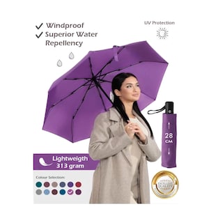 Puede incluir: Un paraguas compacto morado con un mango negro y una longitud de 28 cm. El paraguas es a prueba de viento, repelente al agua y tiene protección UV. Pesa 313 gramos. El paraguas se muestra cerrado y sostenido por una persona.