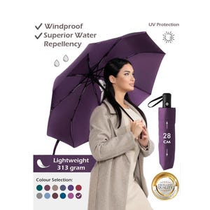 Puede incluir: Un paraguas morado con un mango negro y una etiqueta blanca que dice "Excelente Calidad". El paraguas mide 28 cm de largo y se muestra sostenido por una persona. El paraguas es a prueba de viento, repelente al agua y tiene protección UV.