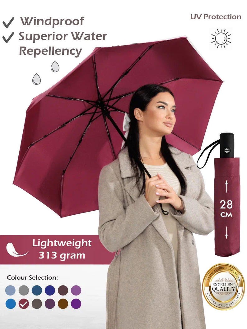 Peut inclure: Un parapluie bordeaux avec une poign&eacute;e noire et une &eacute;tiquette noire et blanche indiquant "Satisfaction garantie Excellente qualit&eacute;". Le parapluie est ouvert et tenu par une personne portant un manteau gris. Le parapluie mesure 28 cm de long lorsqu'il est ferm&eacute;. Le parapluie est l&eacute;ger et p&egrave;se 313 grammes. Le parapluie est coupe-vent, hydrofuge et offre une protection UV.