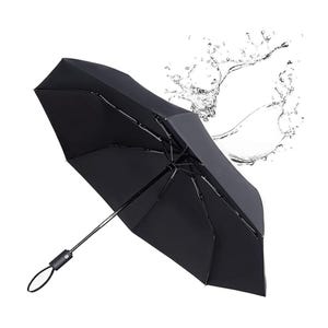 Peut inclure: Un parapluie noir avec une poign&eacute;e argent&eacute;e et un rev&ecirc;tement r&eacute;sistant &agrave; l'eau. Le parapluie est ouvert et la poign&eacute;e est &eacute;tendue. Des gouttelettes d'eau &eacute;claboussent autour du parapluie.