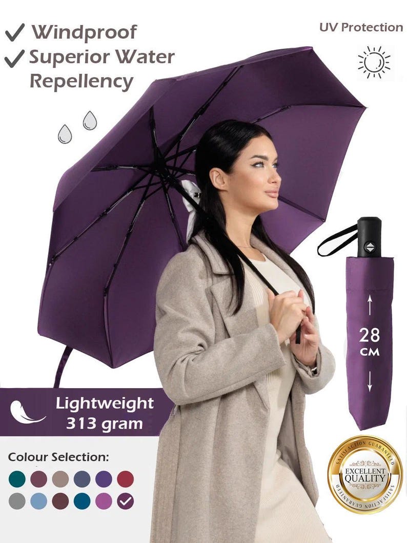 Peut inclure: Un parapluie violet avec une poign&eacute;e noire et une ic&ocirc;ne de plume blanche. Le parapluie est coupe-vent, hydrofuge et offre une protection UV. Il est l&eacute;ger, pesant 313 grammes et se replie &agrave; 28 cm. Le parapluie est pr&eacute;sent&eacute; tenu par une personne portant un manteau beige. Le texte "Satisfaction garantie" et "Excellente qualit&eacute;" est visible sur un sceau dor&eacute;.
