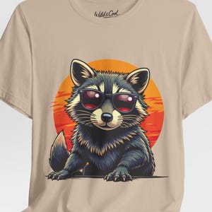 レトロなアライグマのTシャツ - 夕日に映えるキュートでクールなサングラスのアライグマ - 動物愛好家やトレンディなファッションのためのヴィンテージの野生動物ストリートウェア