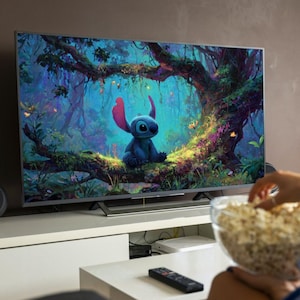 Op de afbeelding: Een televisie toont een cartoonscène van een blauwe alien in een bos. Een persoon houdt een kom popcorn vast. De scène speelt zich af in een woonkamer.