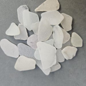 Véritable verre de mer blanc 25 pcs / Verre de plage / Verre pour bijoux / Verre de mer brut