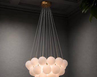 XL Cloud Moderner Kronleuchter mit mattiertem Glaskugeldesign – 21 / 46 / 73 Kugelcluster-Pendelleuchte – Moderne Treppenhausleuchte – Höhenverstellbar